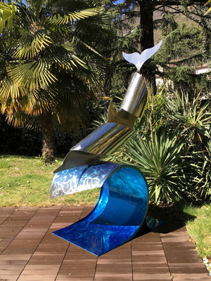 DOLPHIN RIDING THE WAVE – UNICA BIENAL l 2023 l 210x130x80 cm, P. 70 kg l Acero inoxidable con barniz transparente color azul
