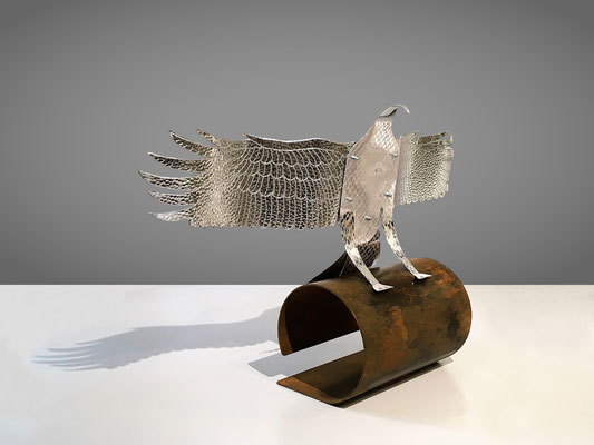 GOLDEN EAGLE SCULPTURE l 2022 l 48x80x27 cm. G. 2 kg l Polierter und gehämmerter Aluminium (Modell für große Skulptur aus Edelstahl)