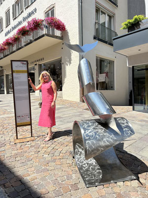 DOLPHIN RIDING THE WAVE - BIENNALE UNIKA l 2023 l 210x75x150 cm. P. 70 kg. a ORTISEI, VAL GARDENA sulle DOLOMITI