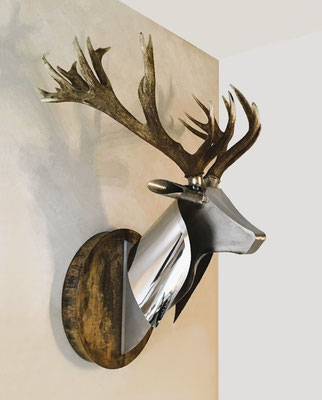 RED DEAR SCULPTURE l 2024 l tamaño natural l 135x115x78 cm. P. 30 kg l Acero inoxidable, acero Corten y cuernos reales desmontables. Disponible