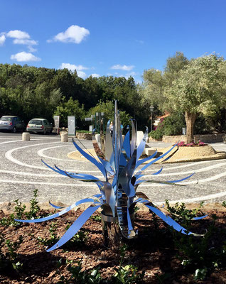 AMERICAN AGAVE l 2017 l 160x220 cm. P. 20 kg. Dal 2017 Proprietà del Consorzio di Porto Rotondo, Costa Smeralda, Sardegna e allocata in Piazza Cascella. Alluminio specchiato e acciaio inox.