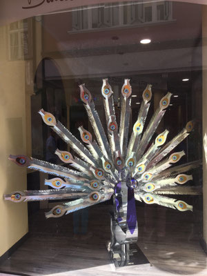 GALACTIC PEACOCK l 2018 l 220x167x93 cm. P. 10.4 kg. è parte del Bar Civico 22 e si trova all'interno. 