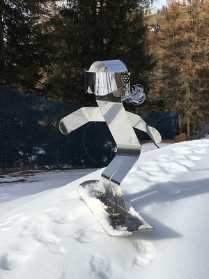 SNOWBOARDER l 2021 l 107x124x42 cm. l Acero inox y aluminio brillante y martillado. En Club Moritzino, Alta Badia, Italia . - VENDIDA