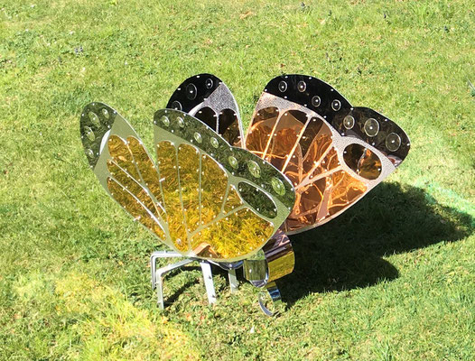 YELOW BUTTERFLY l 2021 l 64x100x65 cm. P. 4 kg. l Alluminio lucido, anodizzato e martellato