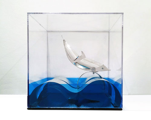 DANCE ON WAVES l 2025 l 40x40x40 cm, G. 2 kg. l Aluminium und Plexiglas (Modell für große Skulptur aus Edelstahl). Verfügbar