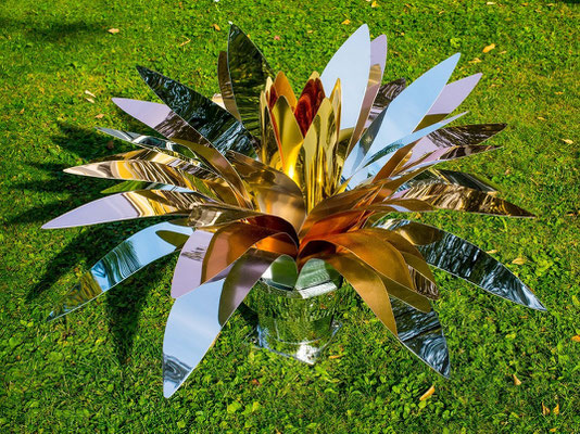 CACTUS FLOWER SCULPTURE l 2018 l 70x90 cm. G. 5,2 kg l Poliertes, Eloxiertes und gehämmertes Aluminium.
