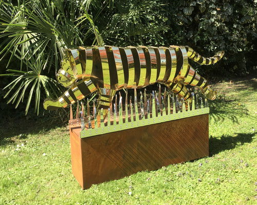 TIGER SCULPTURE - INVINCIBLE FORCE l 2022 l 66x170x31 cm. G. 60 kg l Cortenstahl, farblos Poliertes und gehämmertes Aluminium und Gold eloxiert. Verfügbar