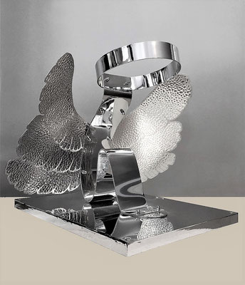 ANGELITO sentado - H. 35 cm, L. 30 cm, Envergadura 55 cm, P. 1 kg. Aluminio brillante y martillado