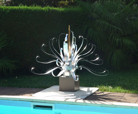 SHINY AGAVE l 2021 l 125x180 cm. G. 9 kg. l Poliertes, Eloxiertes und gehämmertes Aluminium. Verfügbar