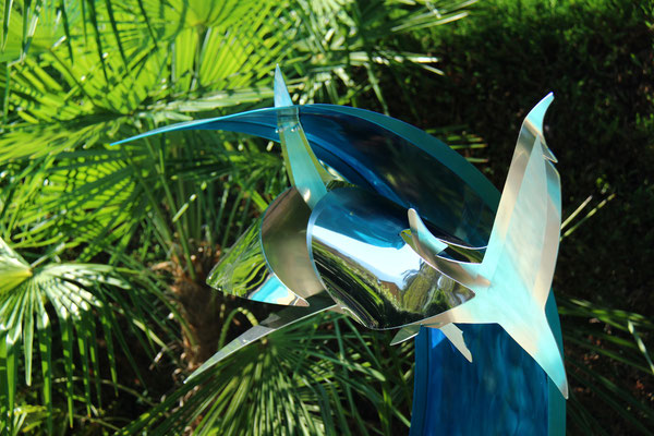 SHARK SCULPTURE - WATCH OUT! l 2024 l 160x178x90 cm. G. 64 kg lPolierter und satinierter Edelstahl sowie transparenter blauer Autolack. Verfügbar