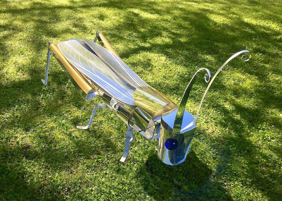 THE CHAPULIN CRICKET l 2019 l 70x190x135 cm. G. 9 Kg. l Poliertes, Eloxiertes und gehämmertes Aluminium. Mit geschlossenen Flügeln. Verfügbar