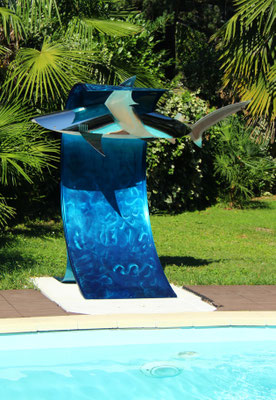 SHARK SCULPTURE - WATCH OUT! l 2024 l lebensgroß l 160x178x90 cm. G. 64 kg l Polierter und satinierter Edelstahl sowie transparenter blauer Autolack. Verfügbar