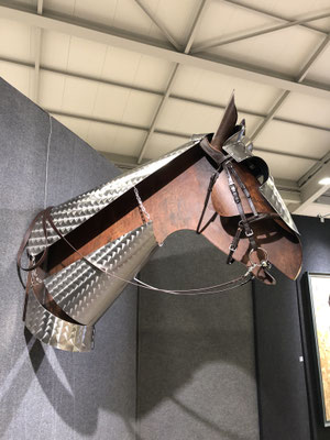 ARMOURED HORSE SCULPTURE l 2024 l lebensgroß l 99x25x109 cm. G. 30 kg l Edelstahl, Cortenstahl und Lederhalfter. Verfügbar