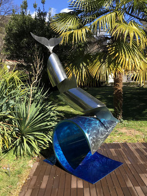 DOLPHIN RIDING THE WAVE – UNIKA BIENNALE l 2023 l 210x80x130 cm, W. 70 kg l polished and satin stainless steel with transparent colored varnish.