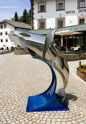 BABY ORCA – BREAKING THE SURFACE - Biennale UNIKA a Santa Cristina nelle Dolomiti l 2025 l dimensioni vere di un cucciolo di Orca l acciaio inox e vernice per autovetture.