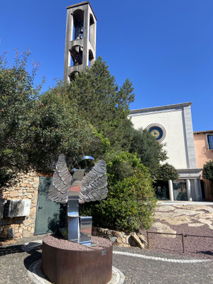 LIGHT ANGEL dal 2021 Proprietà della Fondazioni di Porto Rotondo, Costa Smeralda, Sardegna di fronte alla Chiesa di Porto Rotondo. Acciaio inox lucido e alluminio martellato