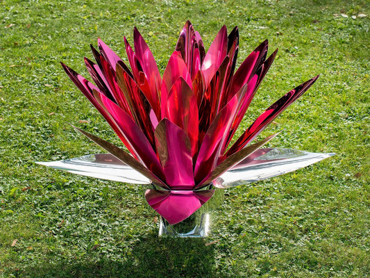 THE CHRISTMAS STAR SCULPTURE l 2019 l 60x90 cm. G. 4 kg l Poliertes, Eloxiertes und gehämmertes Aluminium.