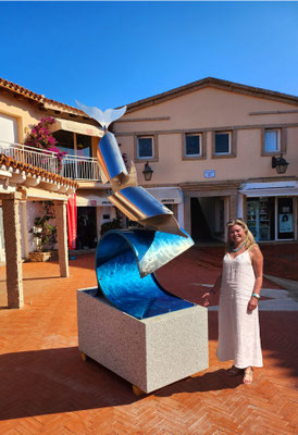 DOLPHIN RIDING THE WAVE – UNIKA BIENNALE l 2024 l 210x75x150 cm. G. 70 Kg. l Edelstahl mit farbigem Klarlack