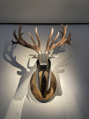 RED DEAR SCULPTURE l 2024 l lebensgroß l 135x115x78 cm. G. 30 kg l Edelstahl, Cortenstahl und Echtem abnehmbar Geweih. Verfügbar