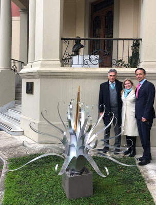 SHINY AGAVE, ab 2021 ist teil der Mexikanische Botschaft in Rom. Gehämmertes, Poliertes und eloxiertes Aluminium