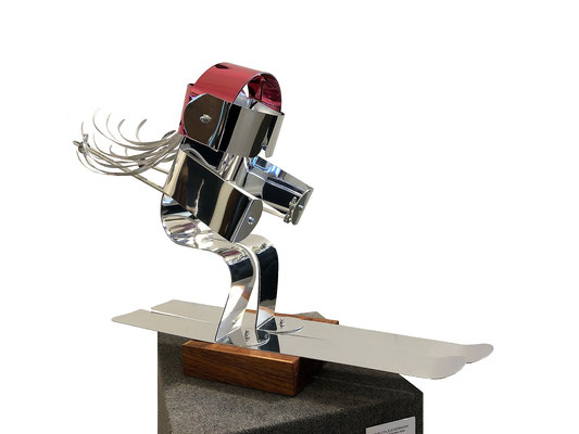 DOWNHILL GIRL - H. 53 cm, L. 62 x 51 cm, P. 2 kg. Mirrored, hammered and anodized aluminum