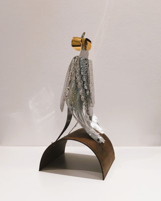 MAJESTIC STILLNESS l 2024 l 20 x 20 x 44 cm. P. 3,5 Kg. l Poliertes, Eloxiertes, gehämmertes Aluminium und Corten Stahl. Verfügbar