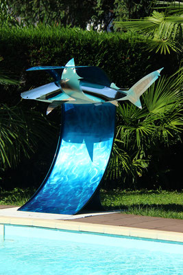 SHARK-WATCH OUT! l 2023 l 155x178x90 cm, P. 64 kg l Acero inoxidable pulido y satinado con barniz transparente color azul