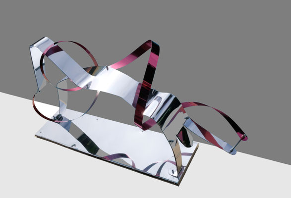 FEMININITY IN MOVEMENT I 2020 I 52x98x21 cm. G. 3 kg. l Poliertes, Eloxiertes und gehämmertes Aluminium. Verfügbar