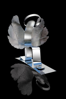 LIGHT ANGEL SKULPTUR | 2019 | 100×90×120 cm, Gewicht: 4 kg Gewinnerin des Covers des BIANCOSCURO Magazine Art Contest 2020 in Mailand und Modell der Skulptur aus Edelstahl für die Fondazione Porto Rotondo.