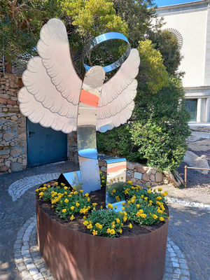 LIGHT ANGEL desde 2021 Propiedad de la Fundaciòn de Porto Rotondo, Costa Smeralda, frente a la entrada de la Iglesia de Porto Rotondo. Aluminio martelinado y acero inox espejado