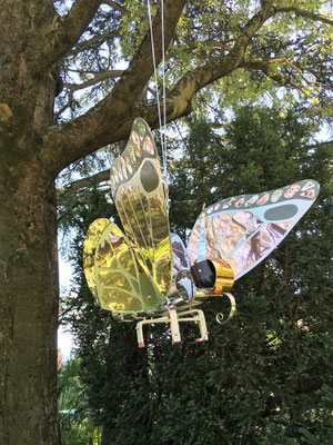 MONARCH BUTTERFLY SCULPTURE l 2021 l 70x96x70 cm. P. 4 kg. l Aluminio pulido, anodizado y martillado
