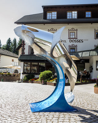 BABY ORCA – BREAKING THE SURFACE - Biennale UNIKA in Santa Cristina on the Dolomites l 2025 l life-size baby Orca l stainless steel and car varnish.