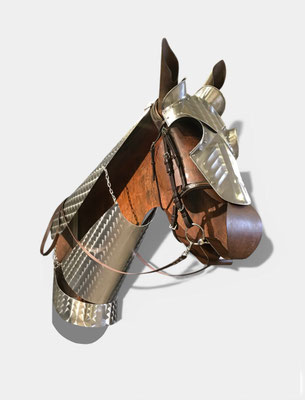 ARMOURED HORSE SCULPTURE l 2024 l lebensgroß l 99x25x109 cm. G. 30 kg l Edelstahl, Cortenstahl und Lederhalfter. Verfügbar