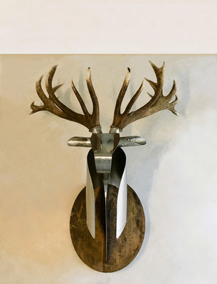 RED DEAR SCULPTURE l 2024 l grandezza naturale l 135x115x78 cm. P. 30 kg l Acciaio Inox, acciaio Corten e corna vere rimovibili. Disponibile 