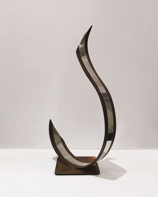THE FLAME l 2025 l 30x23x56 cm, P. 2 kg. l Acciaio corten e acciaio inox lucido. 