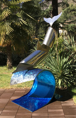 DOLPHIN RIDING THE WAVE l 2024 l grandezza naturale l 210x75x150 cm. P. 70 kg. l Acciaio Inox e vernice per auto trasparente colorata. Disponibile 