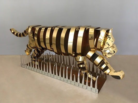 TIGER SCULPTURE - INVINCIBLE FORCE l 2022 l 66x170x31 cm. G. 60 kg l Cortenstahl, farblos Poliertes und gehämmertes Aluminium und Gold eloxiert. Verfügbar