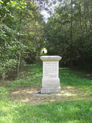 Gedenkstein am Straßenrand