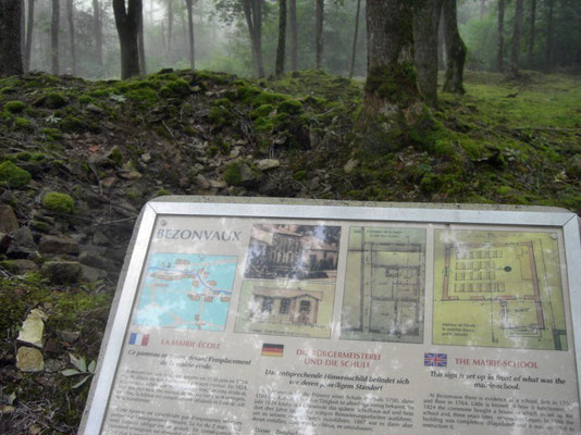 Hinweistafel zum Standort des Rathauses