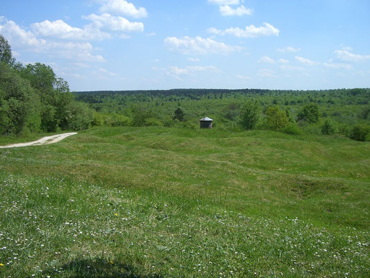 Blick vom Parkplatz unterhalb des Friedhofs