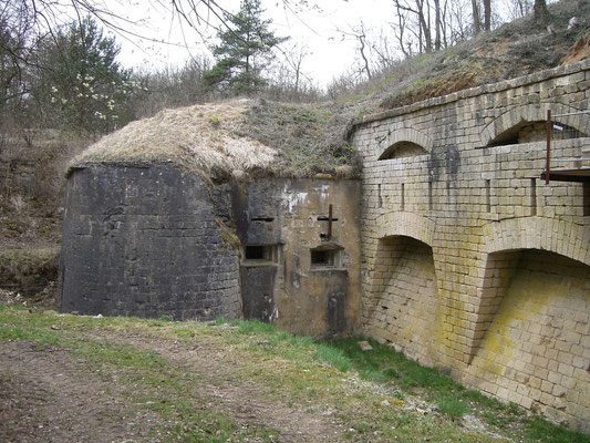 Links vom Eingang die Kasernen und die Kehlwehranlage (Kaponniere) mit den Schießscharten