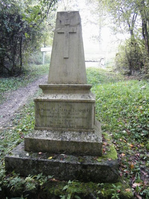 Gedenkstein zu Ehren von Pierre Cacalis de Fondouce, der hier am 8.8.16 gefallen ist