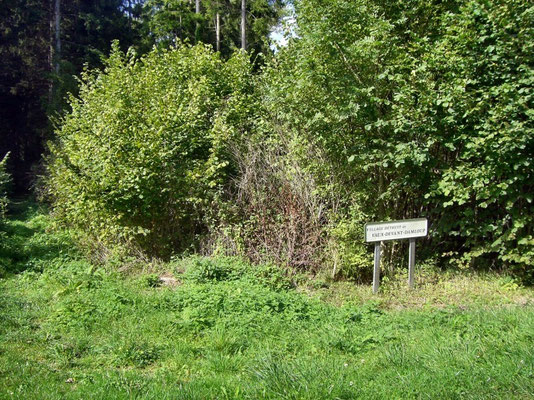 Am linken Straßenrand der Hinweis auf das zerstörte Dorf Vaux