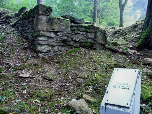 Ruine eines Dorfhauses - auf der Tafel der Name des damaligen Eigentümers