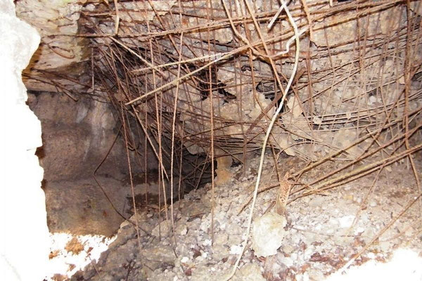 Durch einen Volltreffer zerstörte Decke des linken Mannschaftsraums
