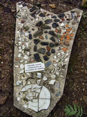 Zu einem Mosaik zusammengestellte Scherben aus der Schlossküche