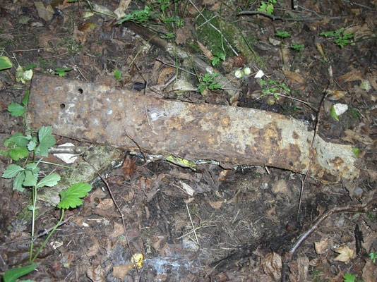 Metallreste in dem angrenzenden Waldstück