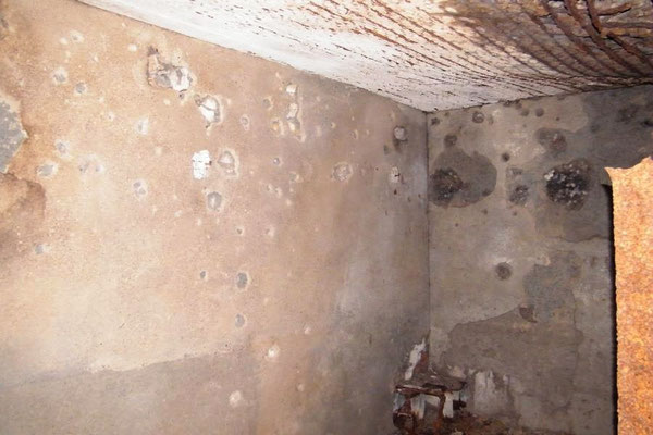 Spuren desMG - Beschusses und von Splitterwirkung