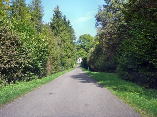 Straße nach Damloup - im Hintergrund die Kapelle