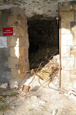 Blick in den völlig zerstörten Mannschaftsraum